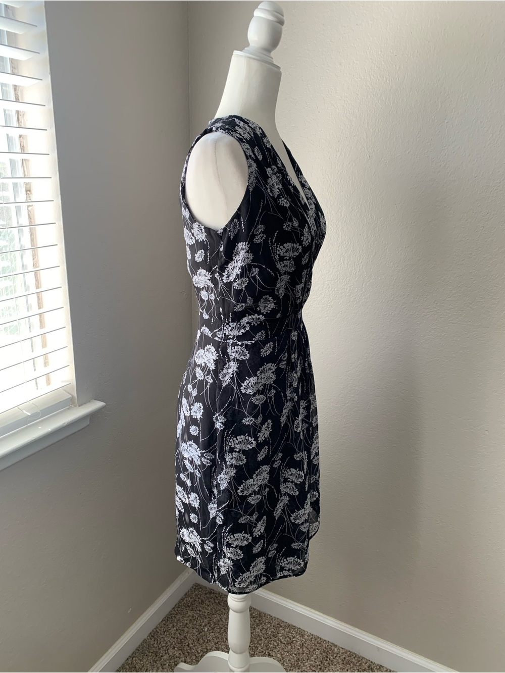 Banana Republic Black and White Floral V-Neck Mini Dress - Picture 3 of 5
